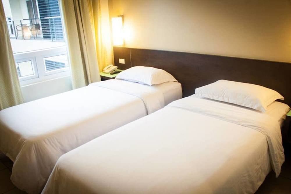 Standard Queen Room - Photo 7