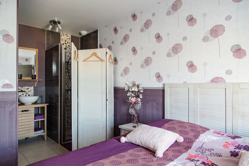 Double or Twin Room (Prune) photo 2