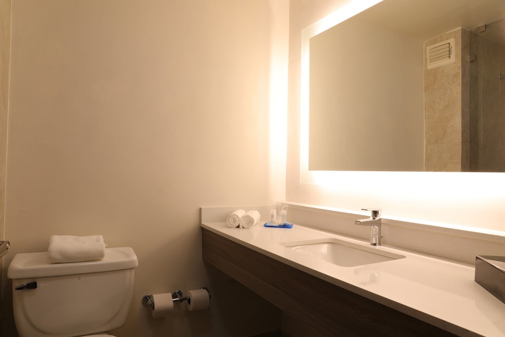 Standard Room, 2 Queen Beds, Ground Floor - Photo 17