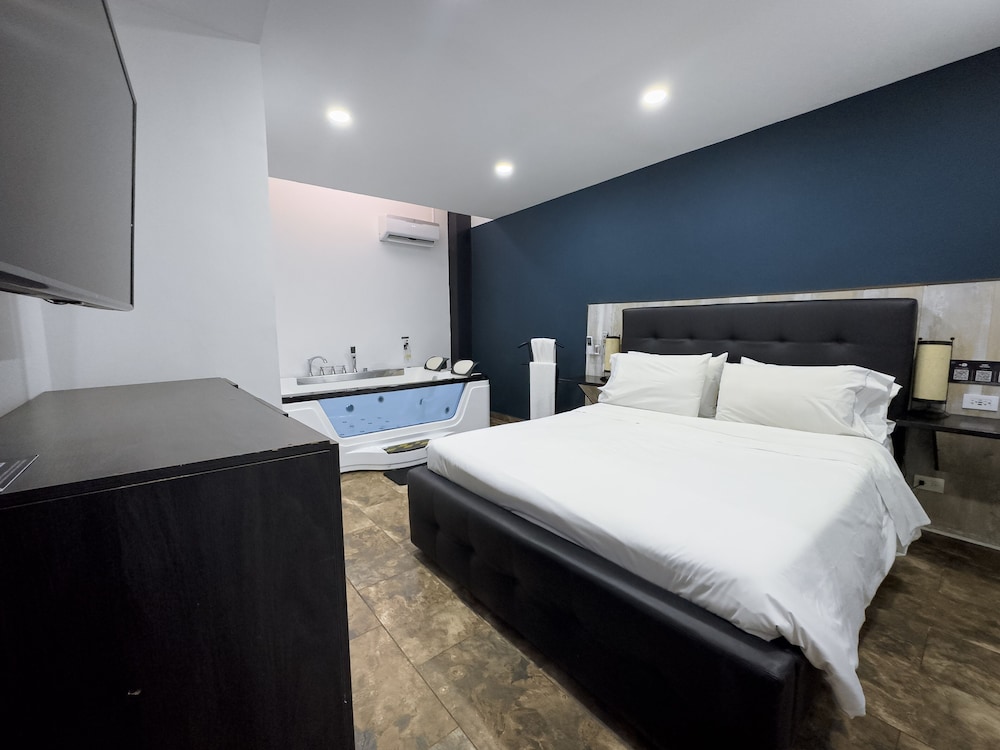 Small 2-Bedroom apartment with jacuzzi photo 1