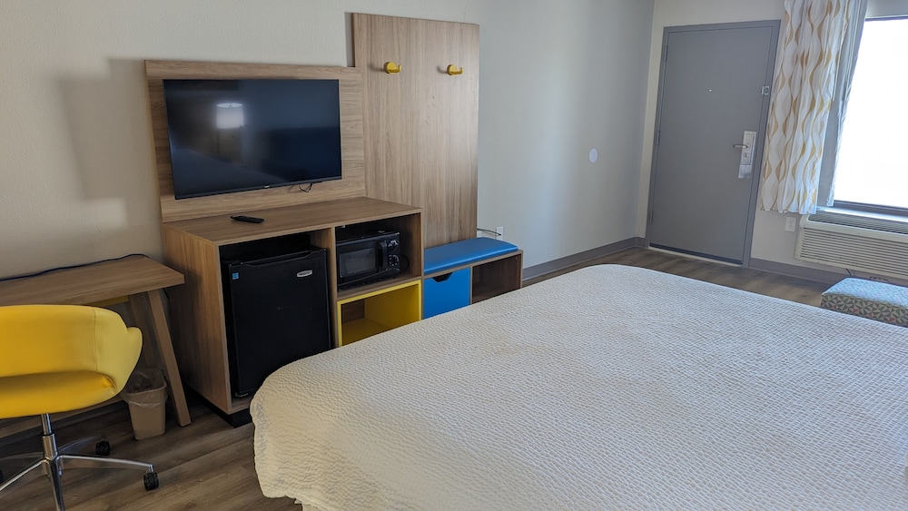 Suite, 1 King Bed, Refrigerator & Microwave photo 2