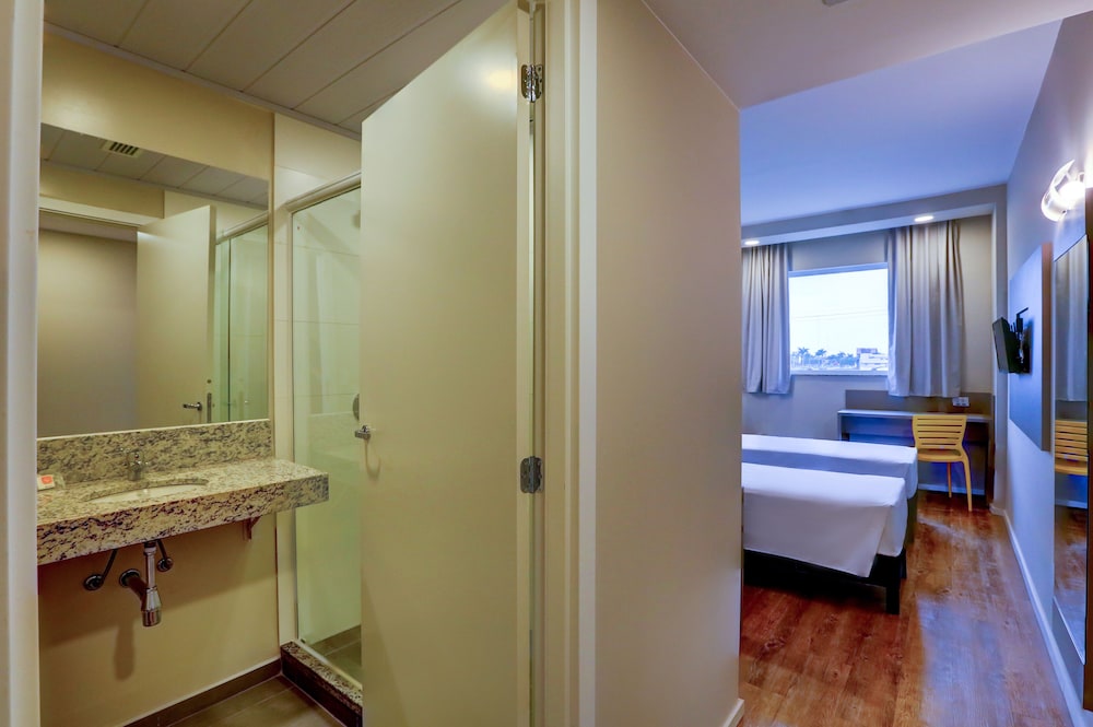 Standard Room, 2 Twin Beds - Photo 4