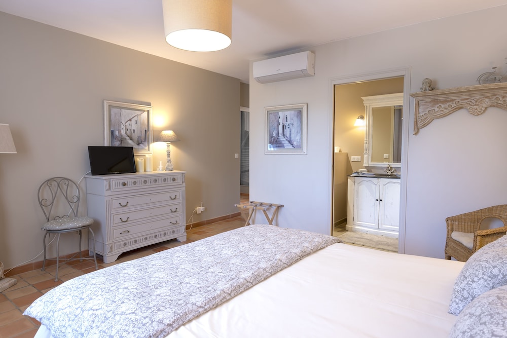 Double Room, Pool View (La Garrigue) photo 2