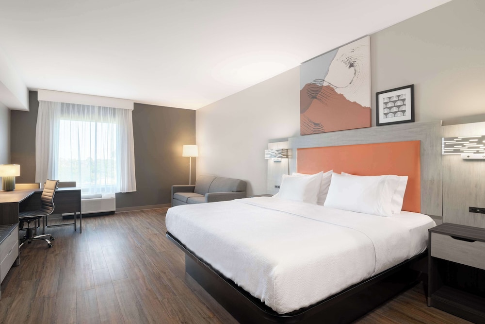 Junior Suite, 1 King Bed, Accessible, Bathtub - Photo 5