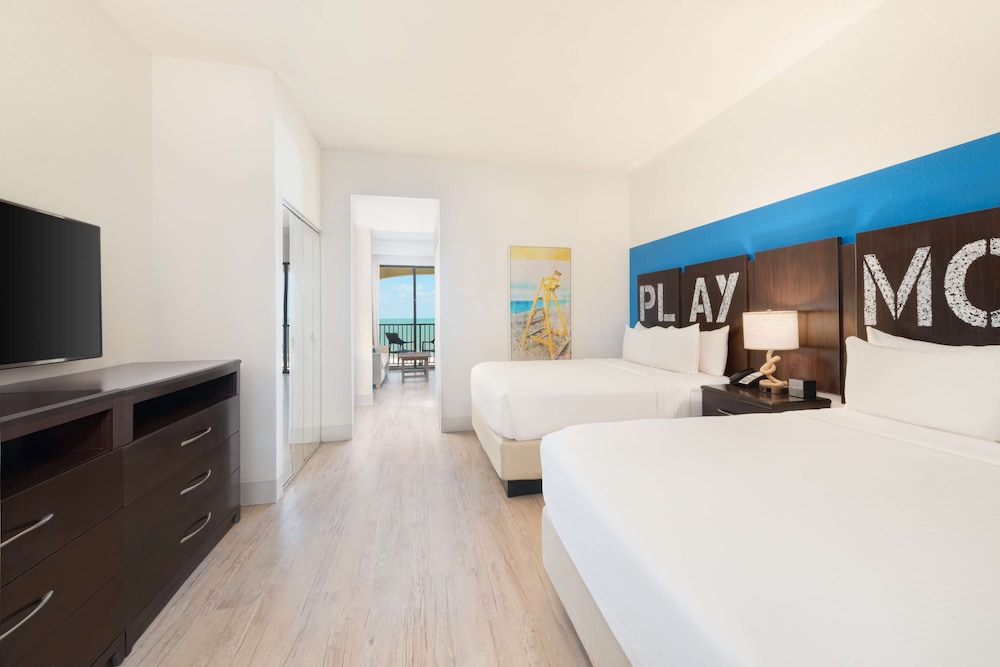 Deluxe Suite, Multiple Beds, Oceanfront photo 2