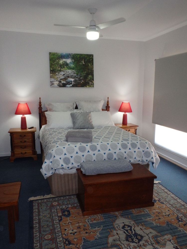 Deluxe House photo 2