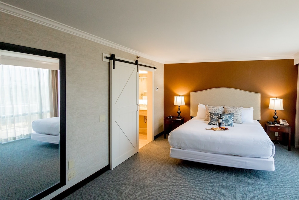 Suite, 1 King Bed, Ocean View (Governors) photo 2