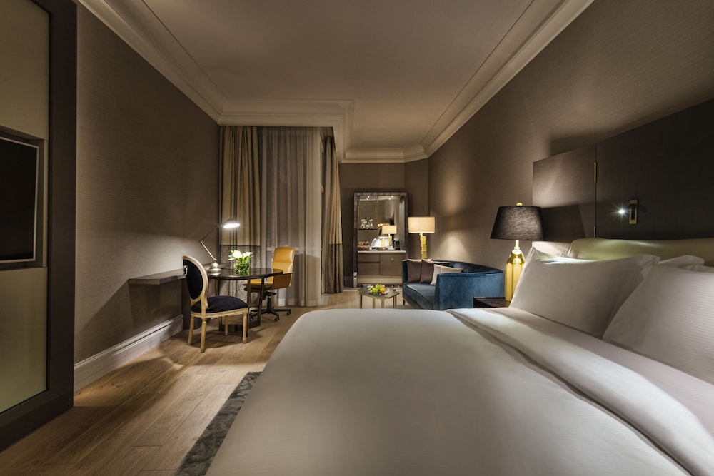 Club Room, 1 King Bed, Club Lounge Access - Photo 8