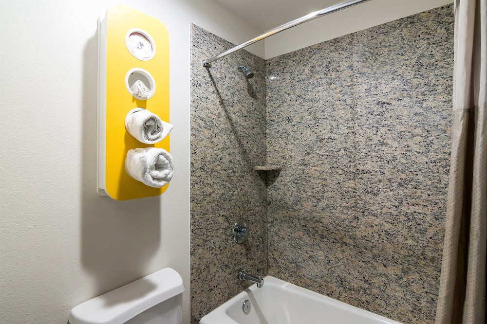 Deluxe Suite, 1 King Bed, Non Smoking, Refrigerator & Microwave - Photo 3