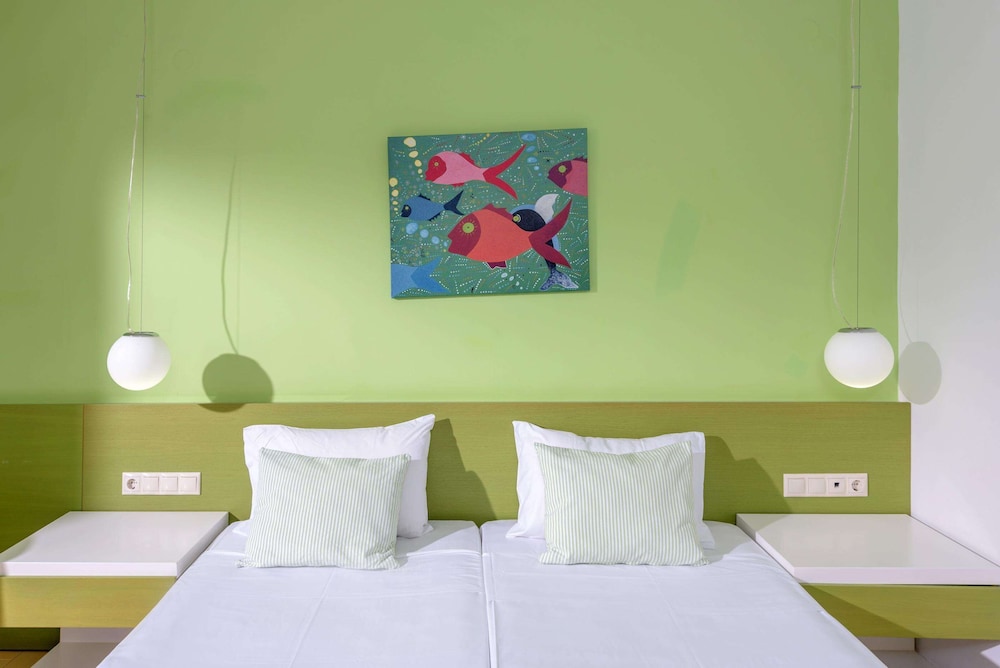 Double Room Side Sea View thumbnail 6