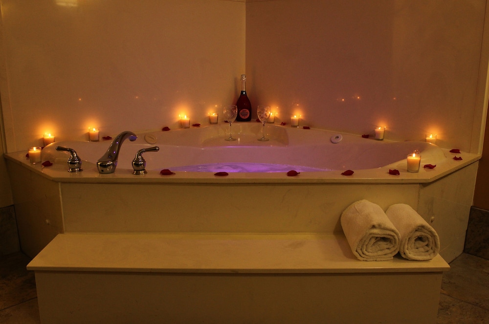 King Jacuzzi Suite photo 2