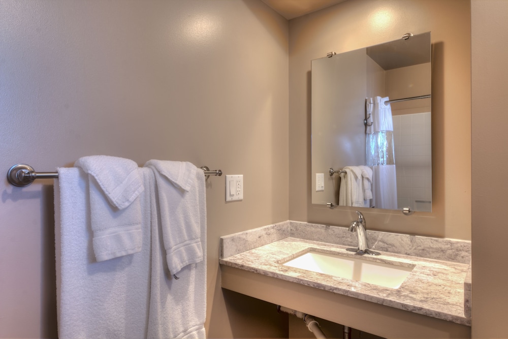 Ocean View (1st - 3rd Upper Floors, Stair Access Only