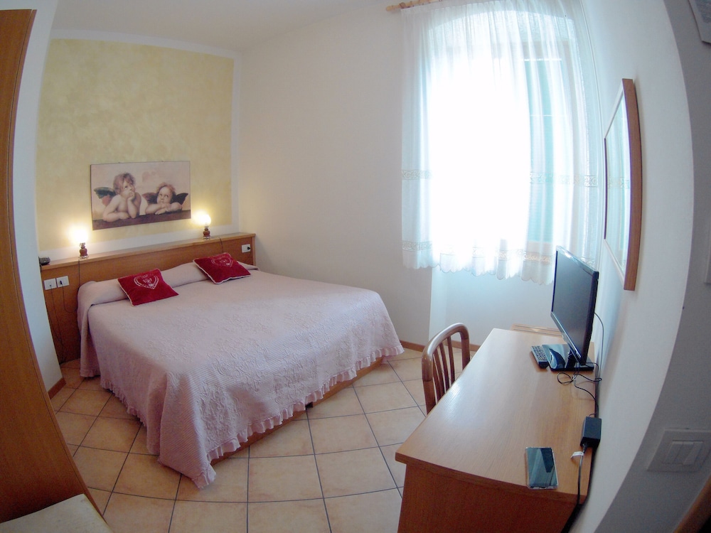 Basic Double Room, 1 Double Bed photo 2