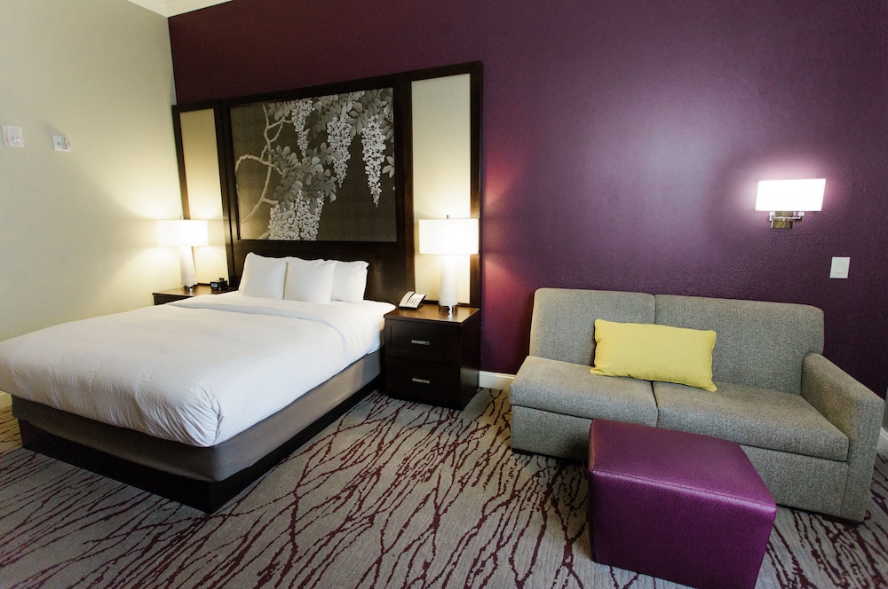 Suite, 1 King Bed, Accessible (Hearing) - Photo 2