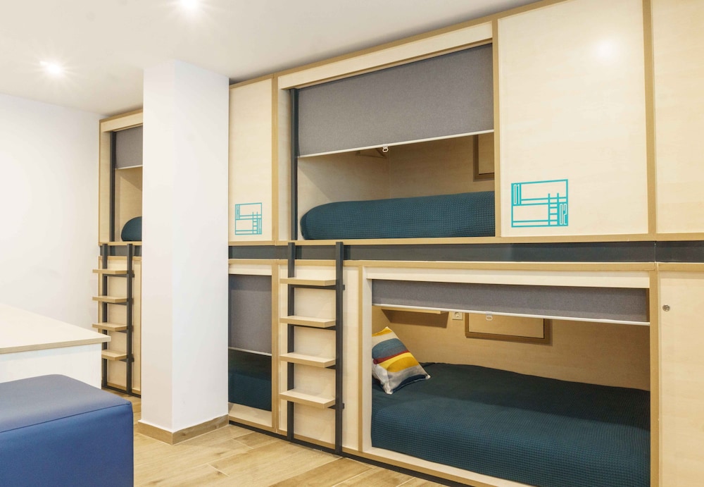 Dormitorio Compartido Deluxe, Dormitorio Mixto, Baño Compartido (1 cama en una habitación de dormitorio de 4 camas)
