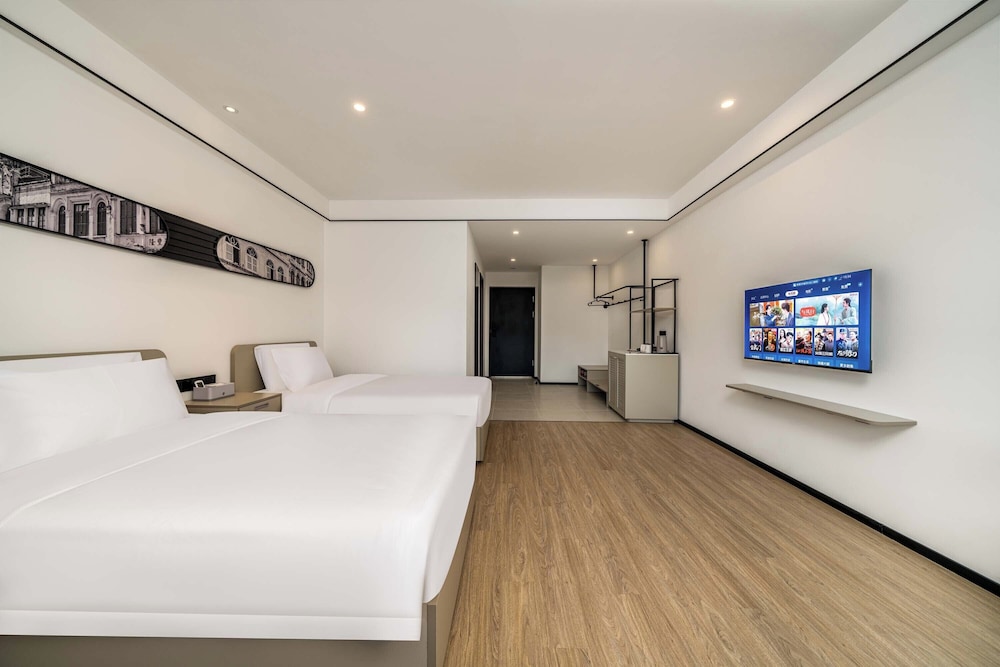 Senior Twin Room, City View photo 2