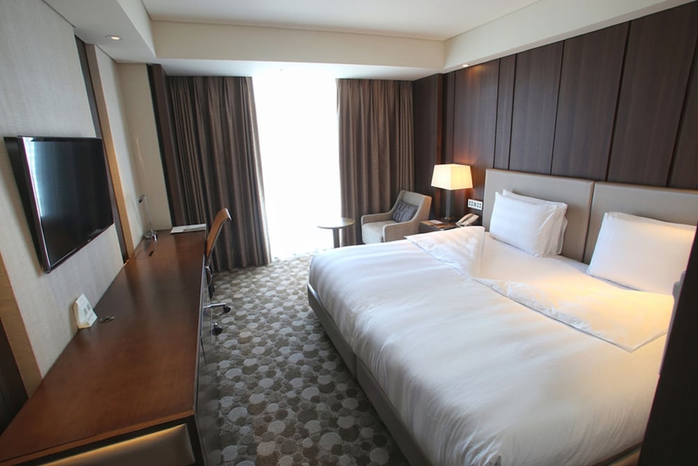 Hollywood Double Room + Breakfast For 1 Person + 6pm Check-In