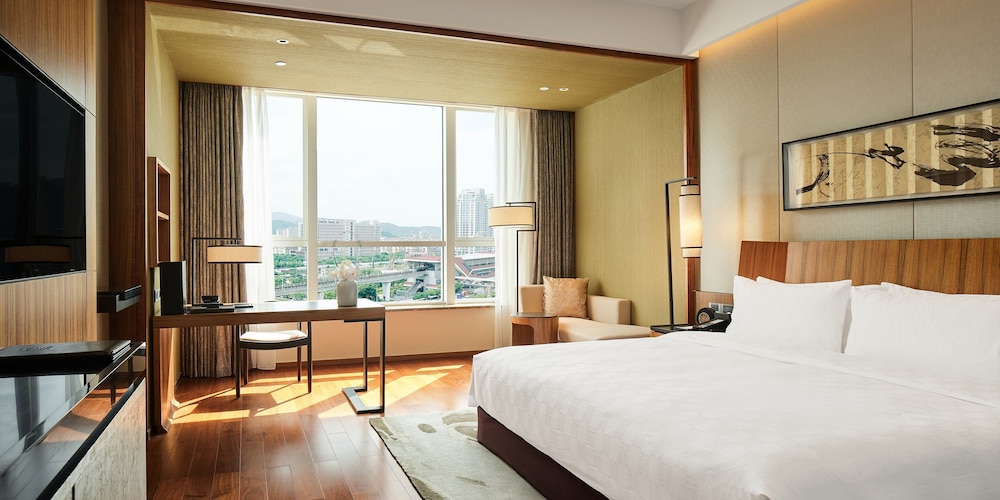 Suite, 1 King Bed, Club Lounge Access (Lounge Access) - Photo 3