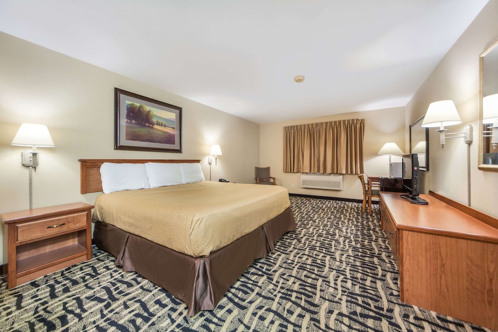 Standard Room, 1 King Bed, Non Smoking - Photo 4