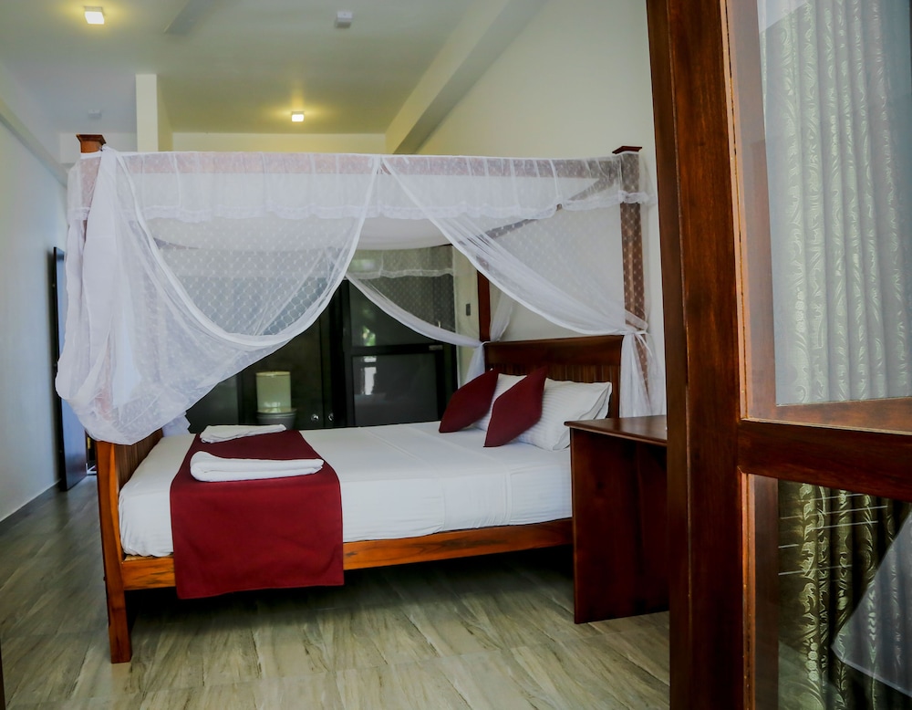 Deluxe Double Room, 1 King Bed, Partial Ocean View photo 2