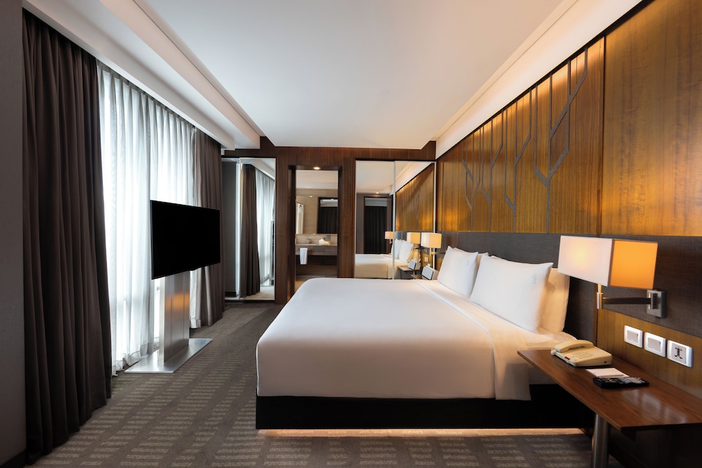 Deluxe Room, 1 King Bed, Balcony thumbnail 5