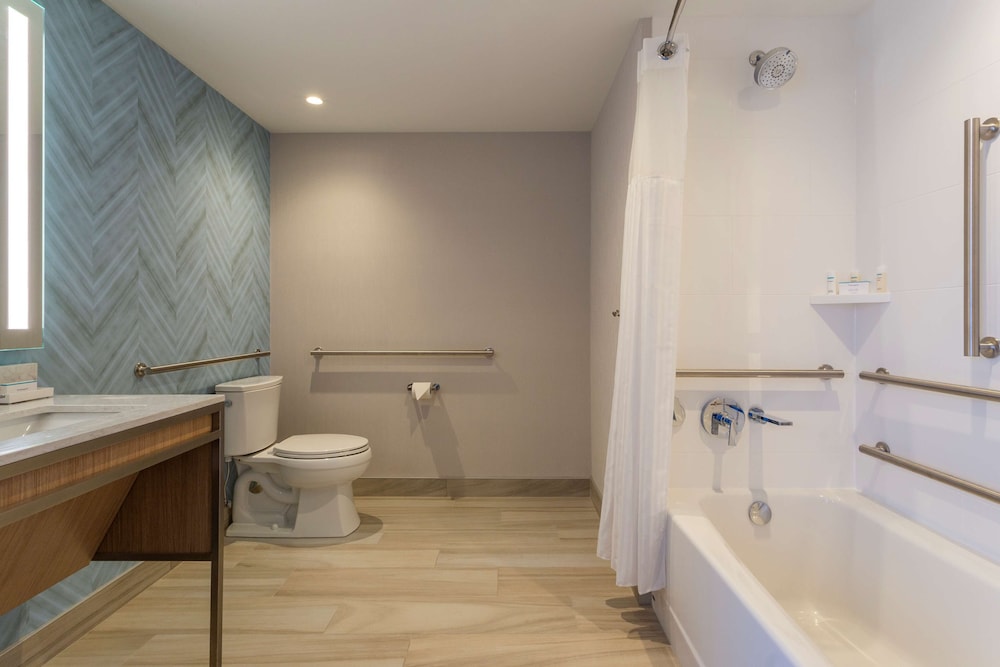 Room, 2 Queen Beds, Accessible, Bathtub