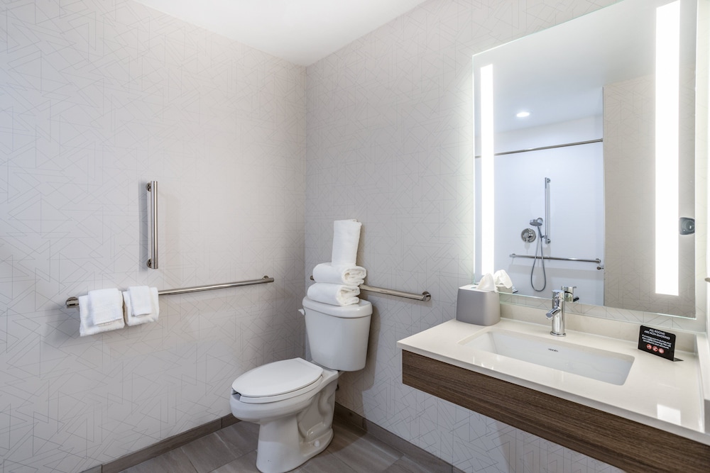 Standard Room, 2 Queen Beds, Accessible (Communication, Roll-In Shower) - Photo 5
