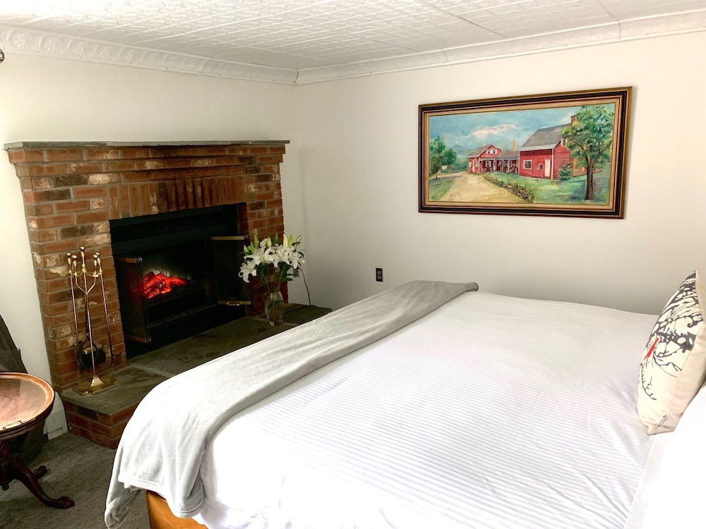 Suite, 1 King Bed, Jetted Tub (First Floor - Room 6B) photo 3