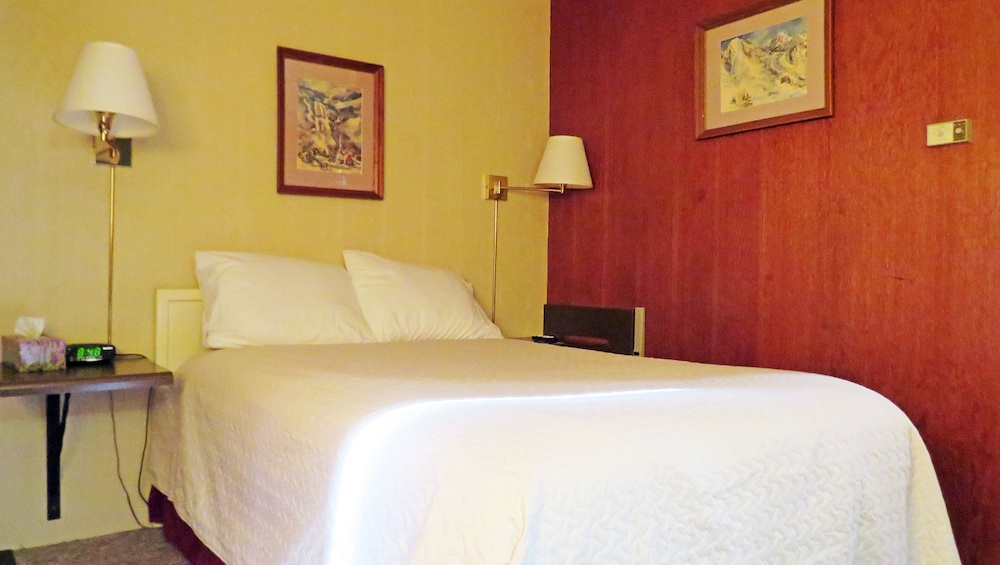 Standard Room, 1 Double Bed, Non Smoking, Refrigerator & Microwave - Photo 1