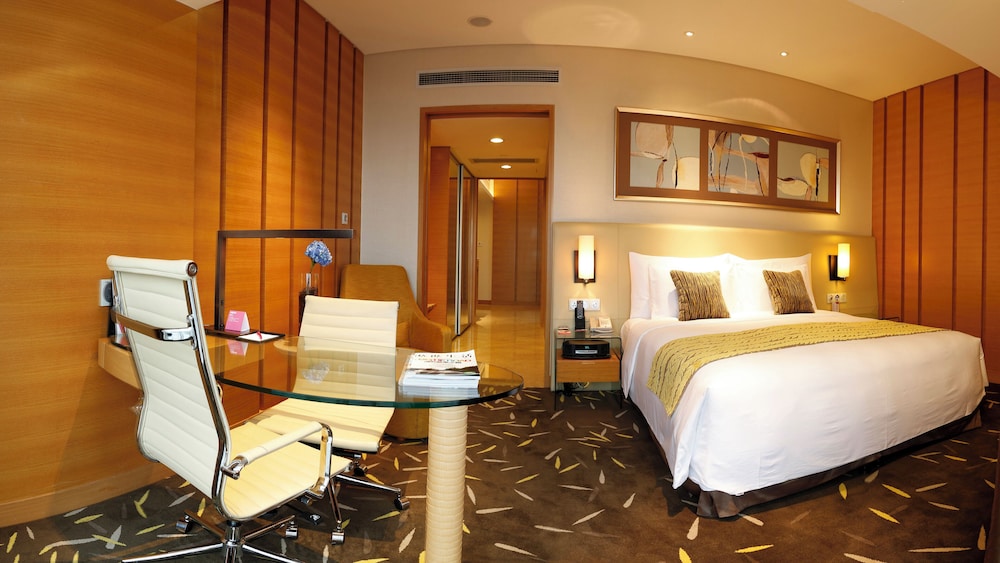 Premium Room, 1 King Bed, Club Lounge Access, Corner - Photo 5