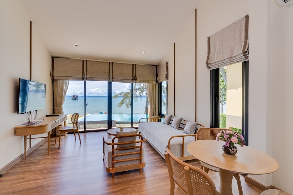 Villa, Beachfront - Photo 8