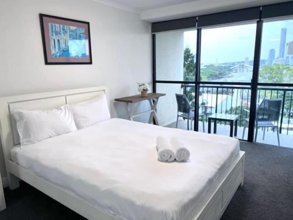 Deluxe Riverview Apartment
