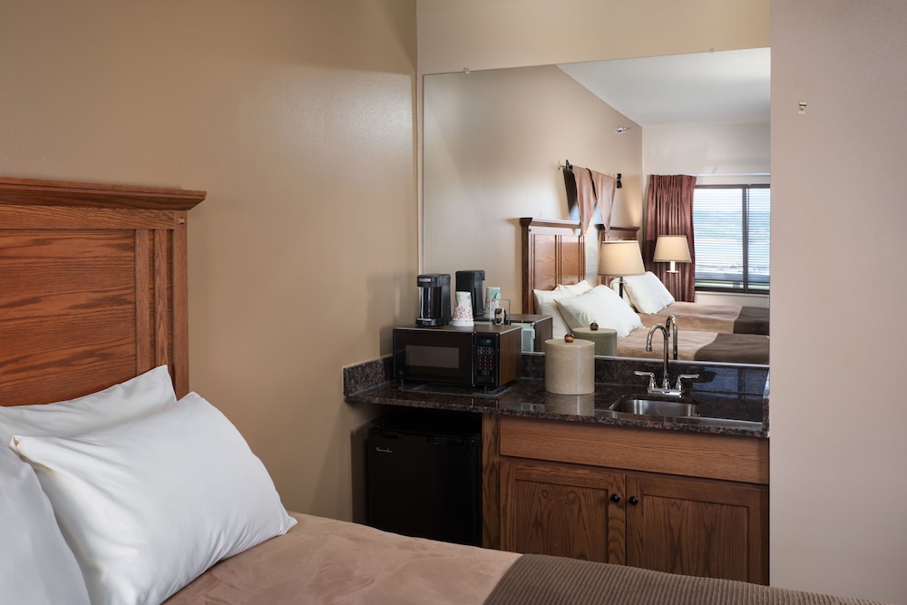 Standard Room, 2 Queen Beds, Pool View, Poolside (2 Queens Poolside) - Photo 2