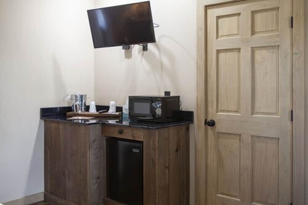Basic Cabin, 2 Queen Beds photo 2
