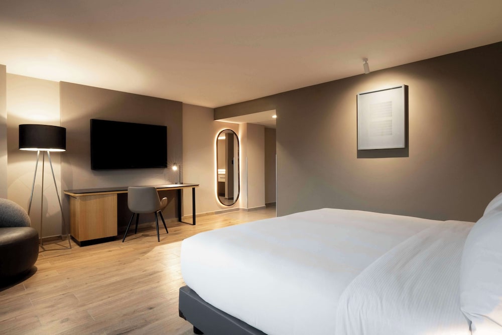 Executive Room, 1 King Bed - Photo 1