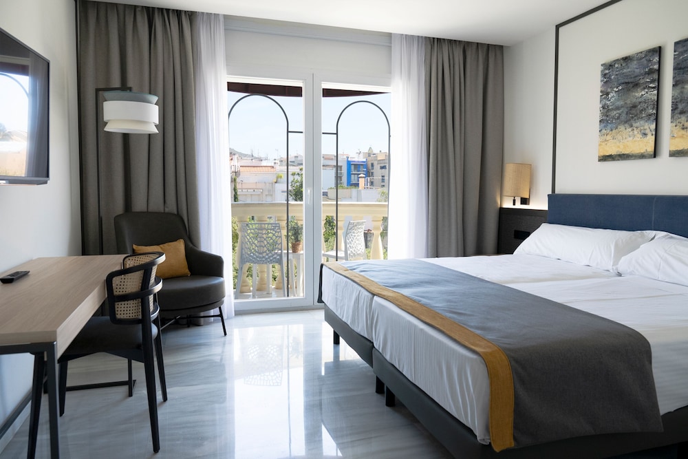 Double Room, Pool View - Photo 1