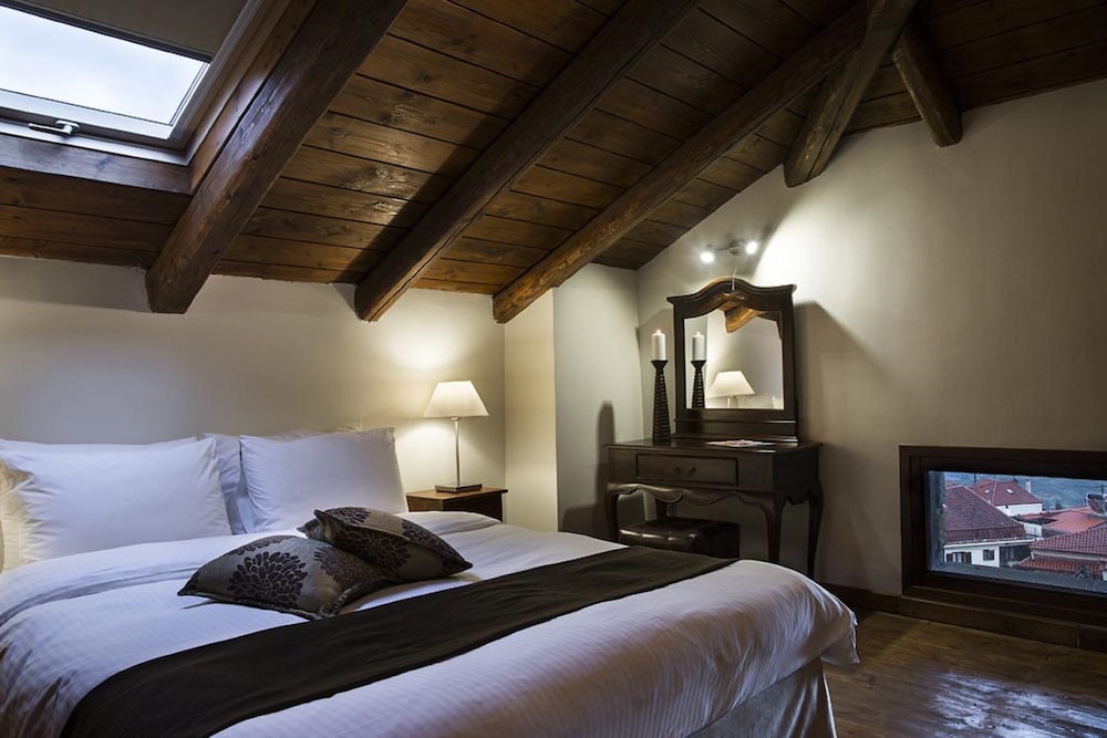 Family Room, Fireplace (Maisonette with Attic)