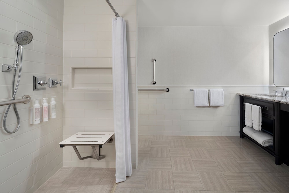 Classic Room, 2 Queen Beds (Mobility Accessible, Roll-In Shower) - Photo 3