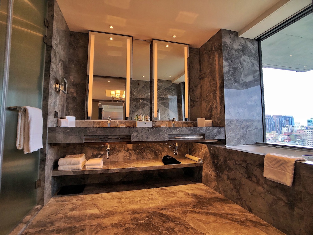 Deluxe Suite, 1 Bedroom, Balcony