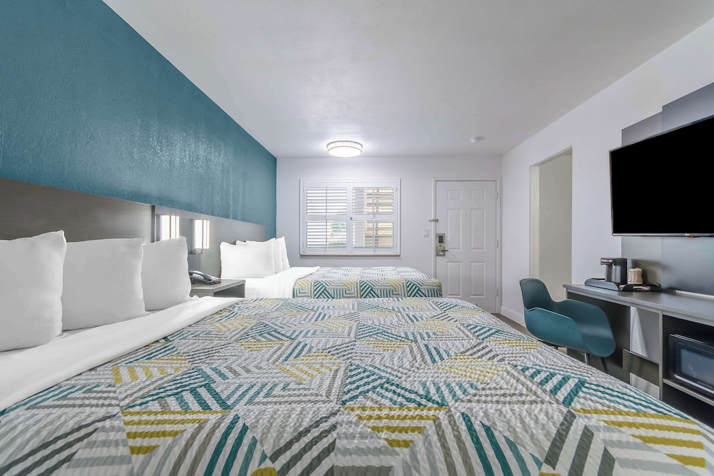 Standard Room, 2 Queen Beds, Non Smoking, Refrigerator & Microwave - Photo 4