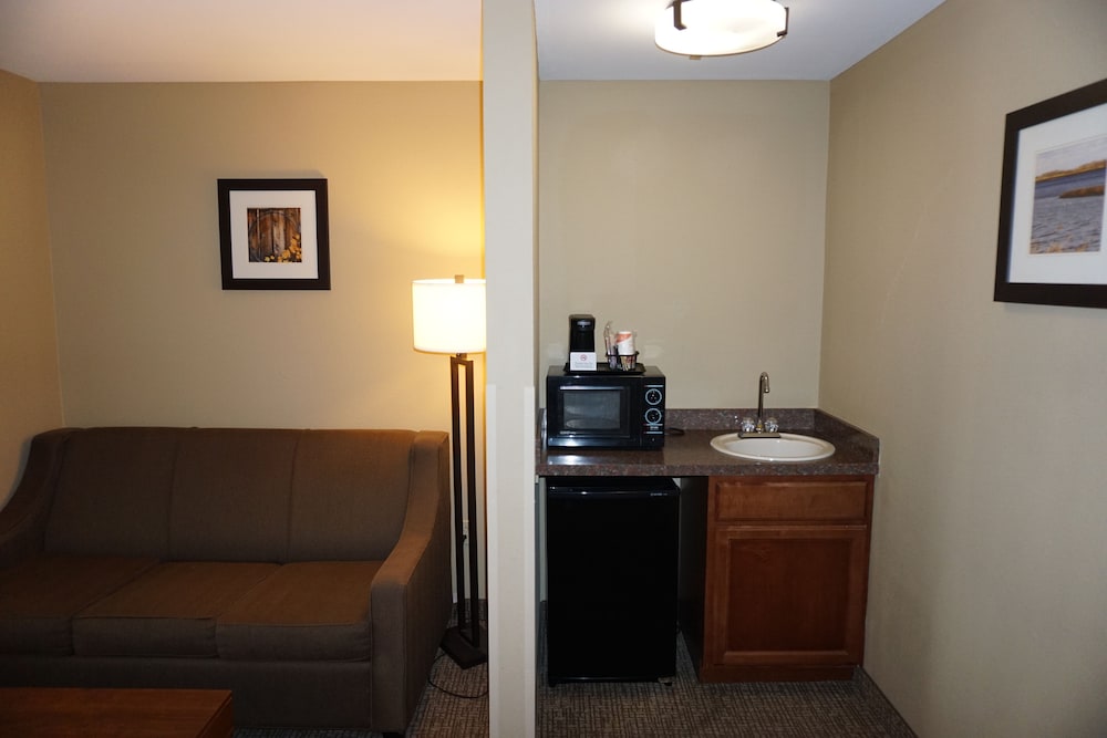 Suite, Non Smoking (2 Queen Beds and 1 Double Sofa Bed) - Photo 3