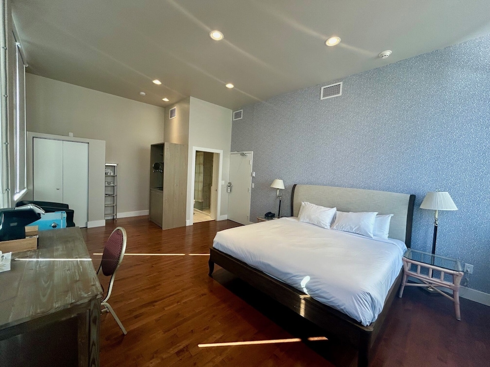 Premium Room, 1 King Bed, City View - Photo 1