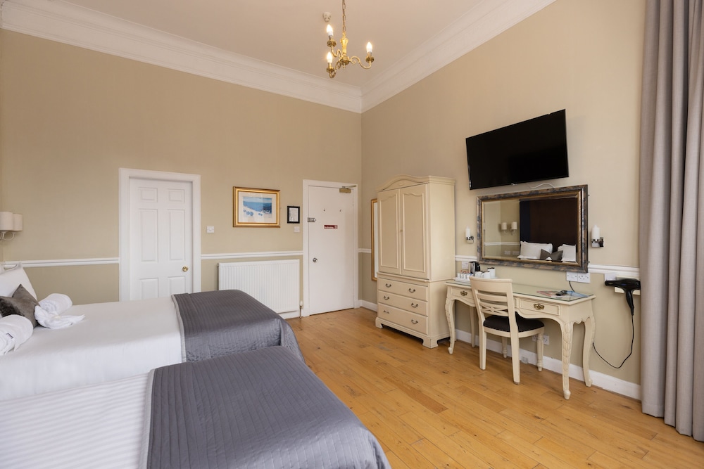 Classic Room, Multiple Beds - Photo 6