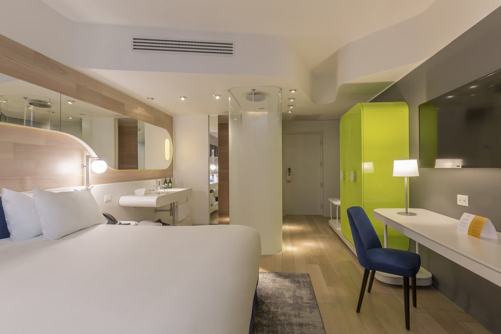 Standard Room, Multiple Beds thumbnail 5