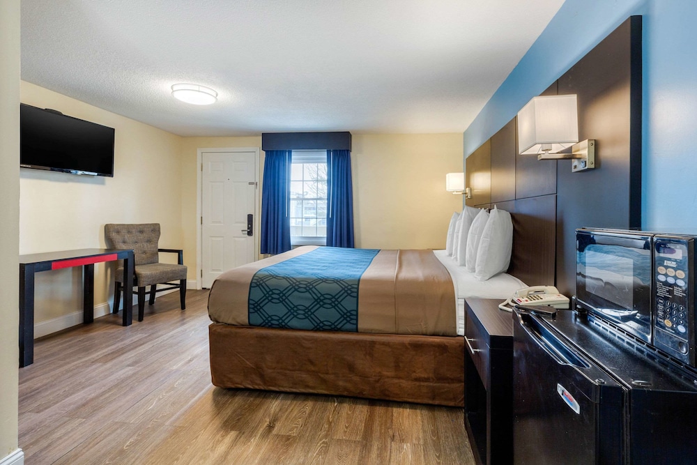 Standard Room, 1 King Bed, Non Smoking - Photo 5