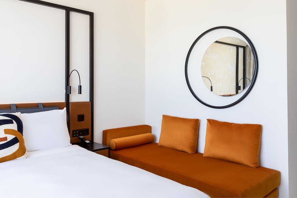 Premium Room, 1 Queen Bed, Sea View (Balcony) - Photo 8