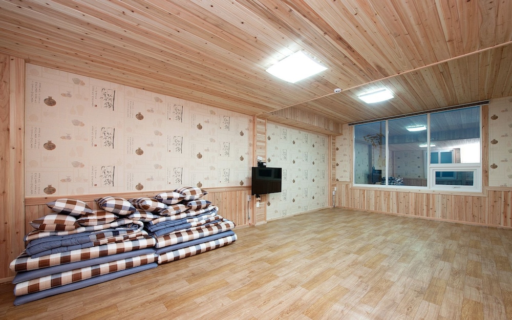 Room (Group) photo 1