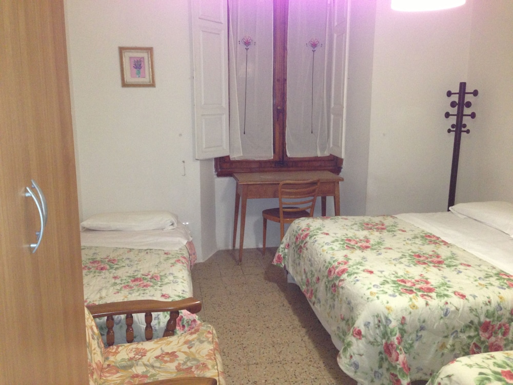 Room, Shared Bathroom (Family)