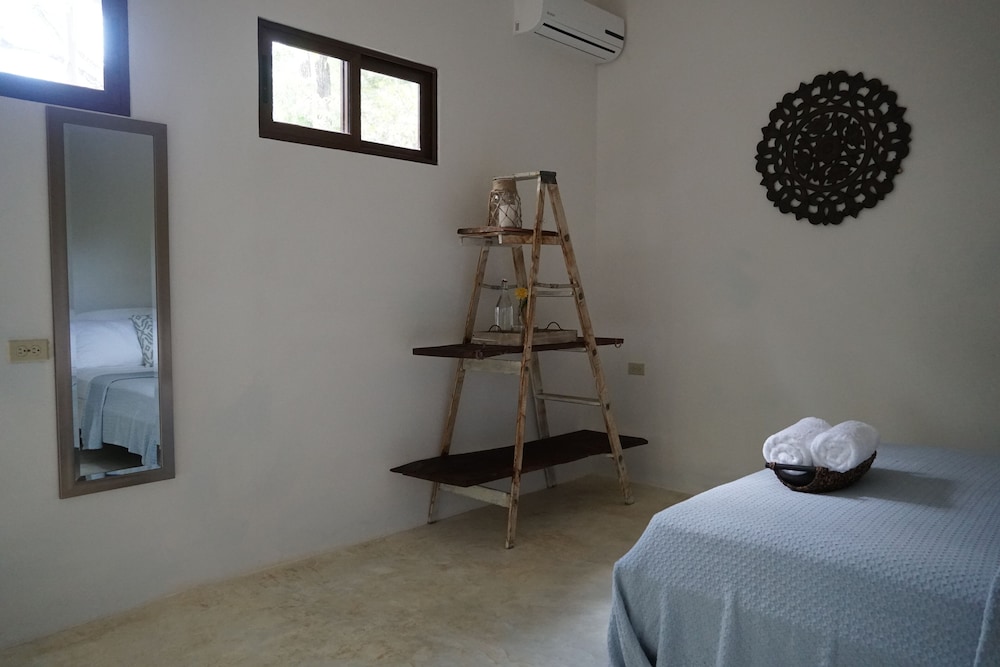Deluxe Studio, 1 Queen Bed, Non Smoking, Garden View photo 2