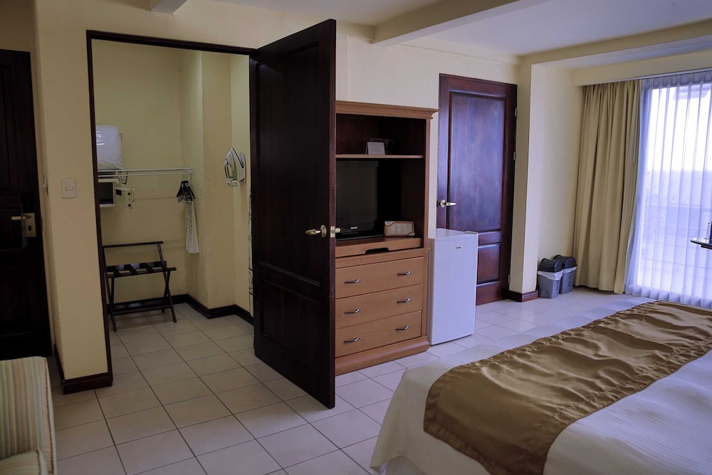 Room, 1 King Bed, Accessible - Photo 5
